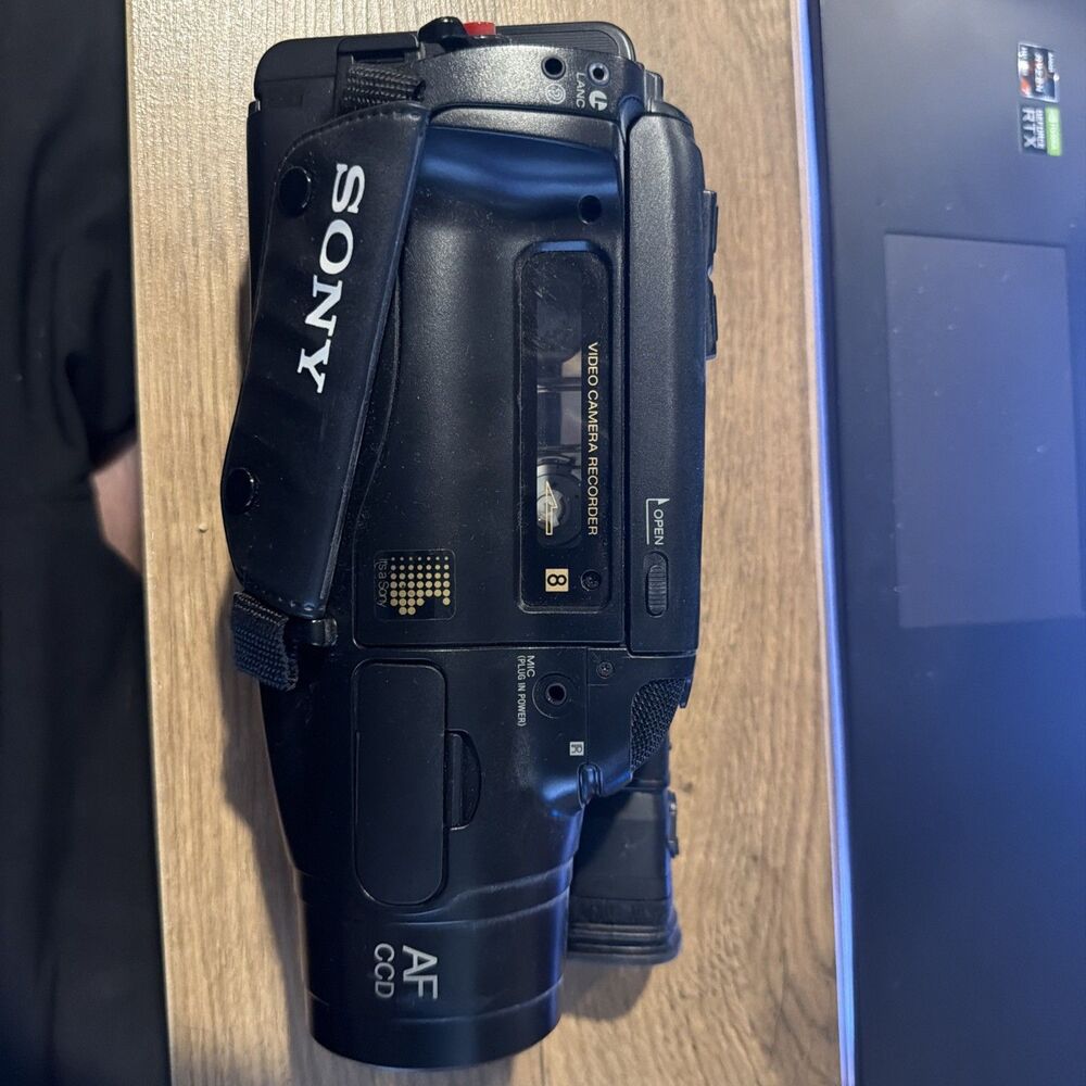 Sony Handycam Video8 Camcorder Lot - CCD-FX340 With Case